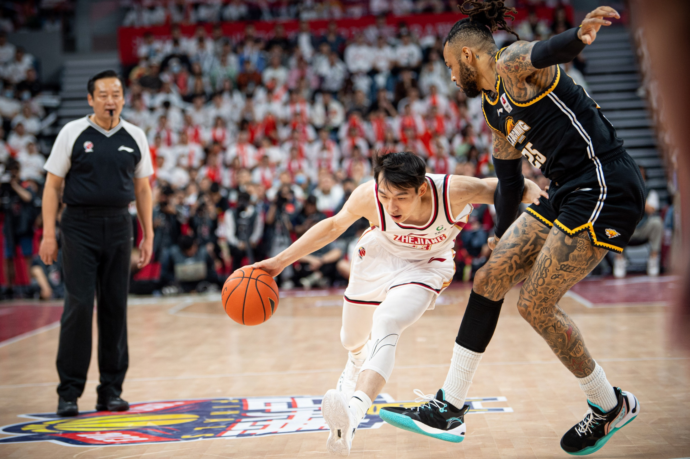 开云体育官方网站-一触即发的紧张比赛，选手们拼尽全力争夺胜利