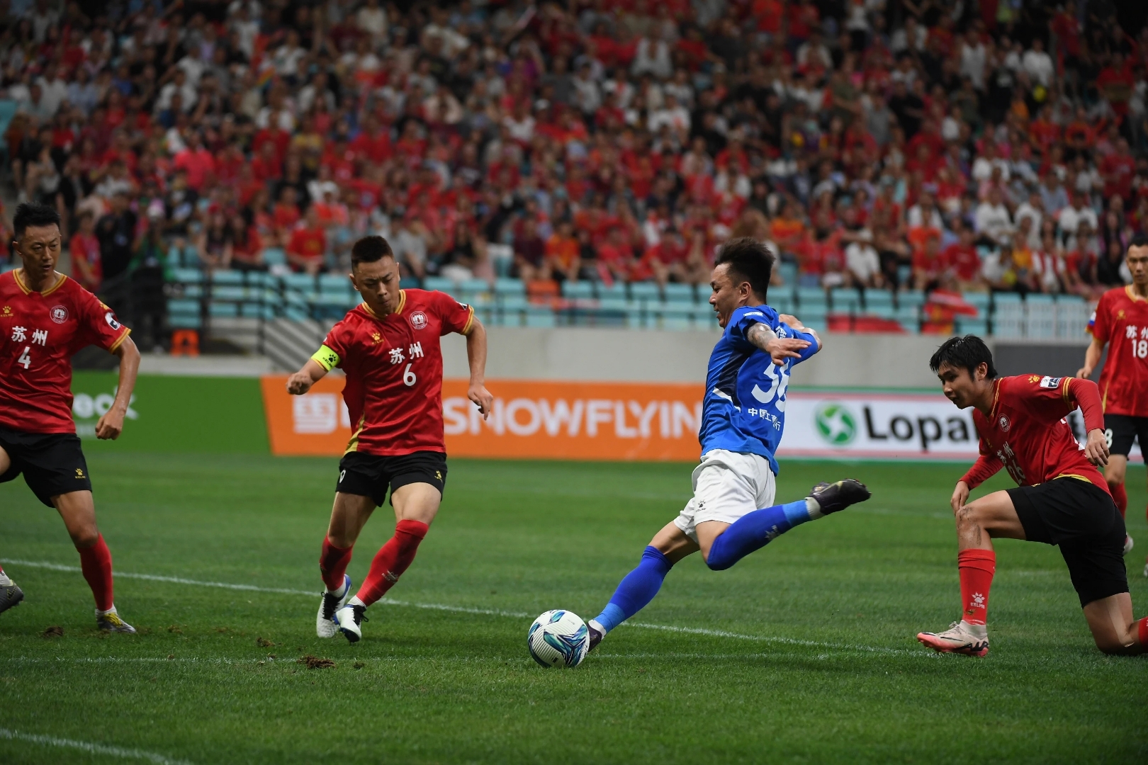 一触即发的紧张比赛，选手们拼尽全力争夺胜利