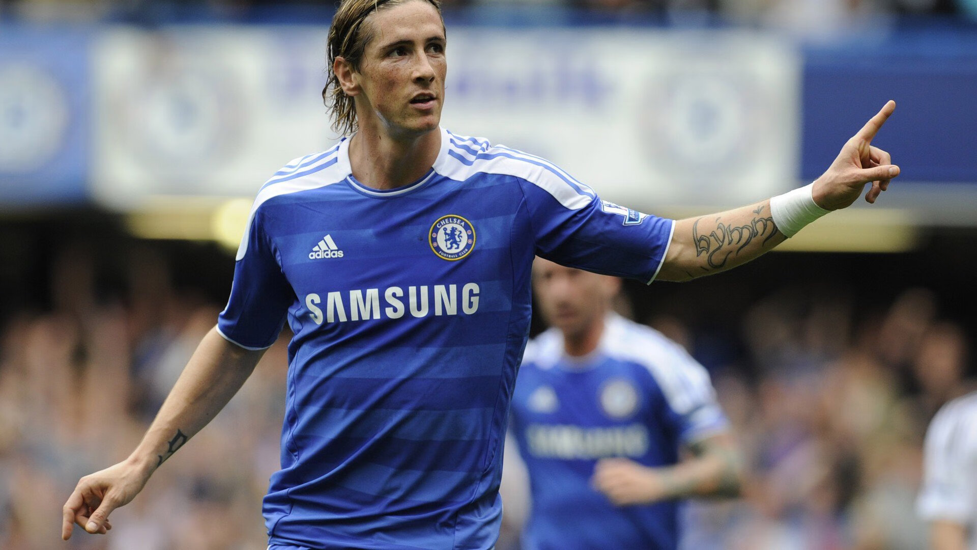 德甲争冠战之夜，詹姆斯存在感拉满，当足球与篮球的激情在凌晨交汇