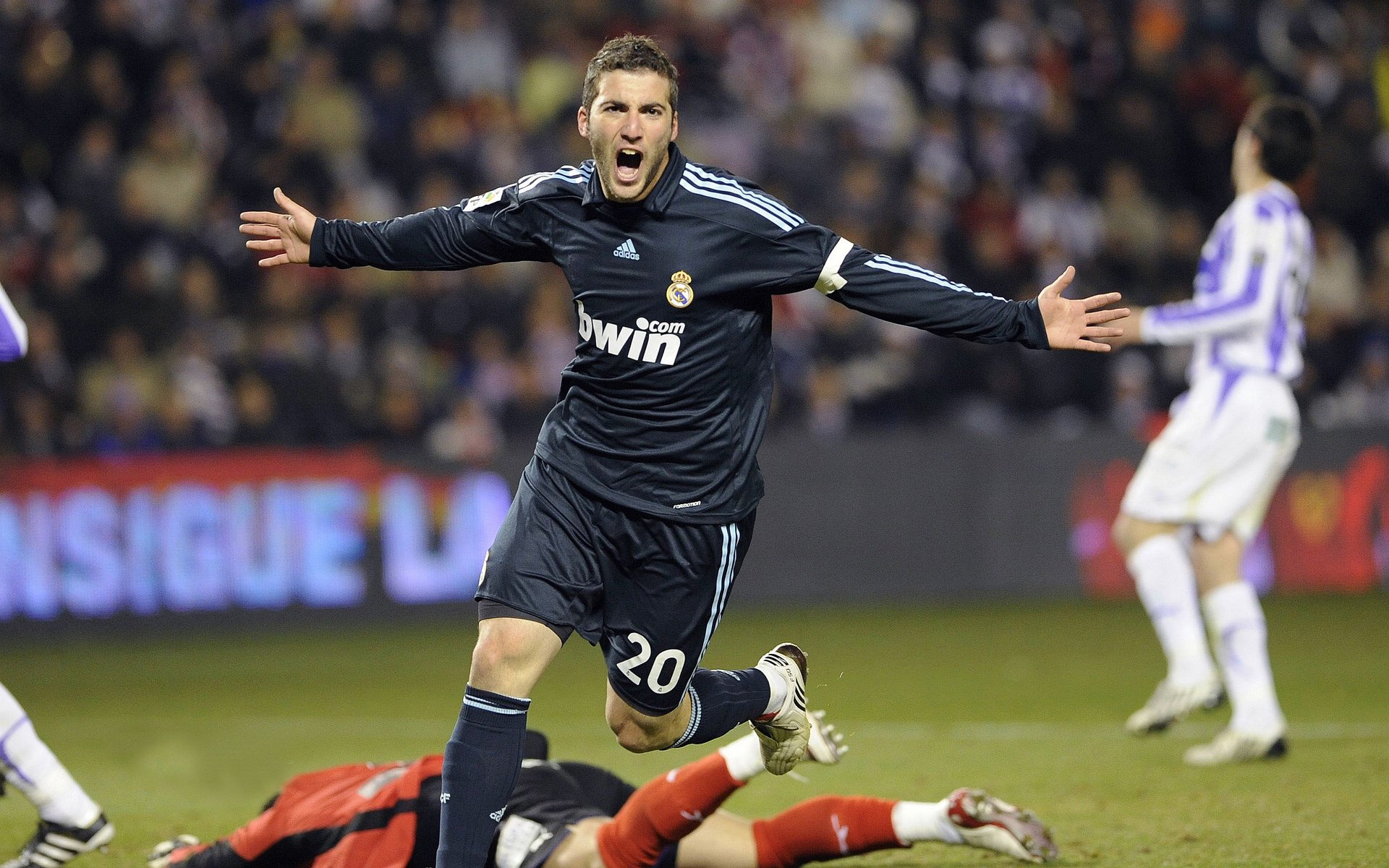 开云体育在线-数据之巅的独舞，当坎特在加纳与芬兰的非典型对话中定义全能